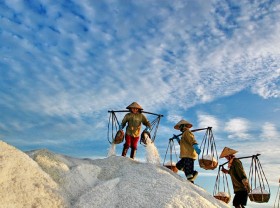 Image: Discover the beauty of the largest Phuong Cuu salt field in Central Vietnam