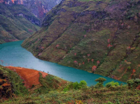 Image: Nho Que River dons romantic garb in red silk cotton flower season