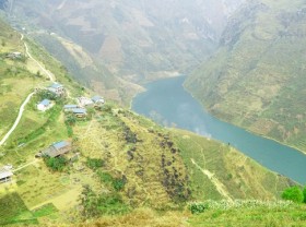 Image: Overwhelmed by the beauty as the foreground of the River Nho Que Ha Giang rice flower season