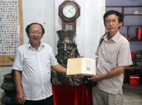 Image: See the first book with Vietnamese national language