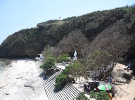 Image: Strangely, the pagoda in a thousand-year volcanic cave in Ly Son