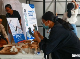 Image: Young Vietnamese introduce socks made from recycled plastic bottles