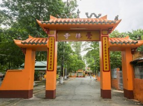 Image: The nearly 300-year-old temple decorated thousands of plates in Saigon