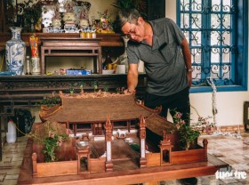 Image: The unique model of the smallest mahogany communal house in Vietnam
