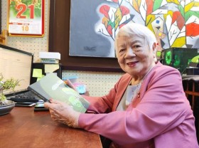 Image: Veteran filmmaker wins national literary award