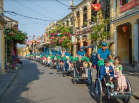 Image: 20 cyclo carries “new quality of Hoi” to all places