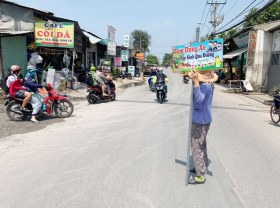 Image: 62 year old lady holds traffic sign to help students pass the road in Ho Chi Minh city video