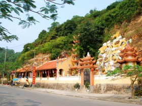 Image: Do Son Cave Pagoda – a natural spiritual place that creates beautiful