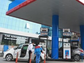 Image: Gasoline prices fall for first time in 2021