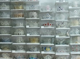 Image: Impressive paper tiara collection of Vietnamese guy