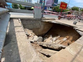 Image: Massive pothole swallows up motorbike during rain in HCMC