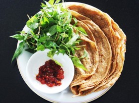 Image: Must-try grilled-fish rice crepe in Quy Nhơn town