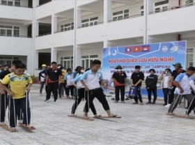 Image: Gifts scholarships given to Lao and Cambodian students at Kien Giang university