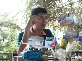 Image: In Hanoi, zero-cost toys connect family members