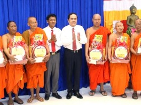 Image: National Assembly Vice Chair extends Chol Chnam Thmay greetings in Soc Trang