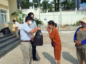 Image: Relief aid Vietnamese-origin Cambodians amid lockdowns
