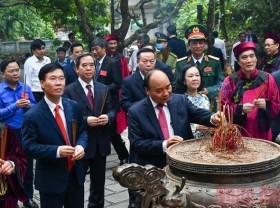 Image: State President offers incense in commemoration of Hung Kings