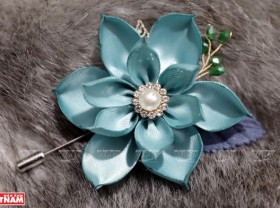 Image: Unique flower brooches