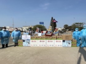 Image: Vietnam handed thousands of medical gears to Cambodia