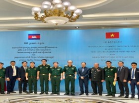 Image: Vietnam s defense ministry presents medical supplies to Cambodia for COVID 19 fight