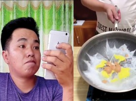 Image: Vietnamese man buys, reviews interesting items for fans online