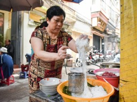 Image: Noodles shop has no signboard: Someone comes to buy snail soup for cold rice