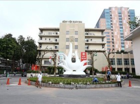 Image: Over 200 employees leave Bach Mai Hospital