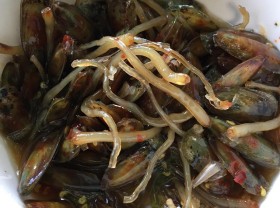 Image: Specialties “long legs” peel tired hands, customers “slurp” all the bowl in Hai Phong
