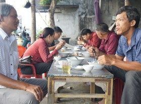 Image: Strange spring rolls shop: selling for 2 hours, customers waiting in line to buy