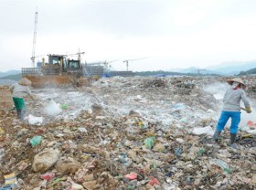 Image: Hanoi’s landfills struggle to deal with increased garbage