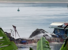 Image: Illegal sand extraction rampant on Da River