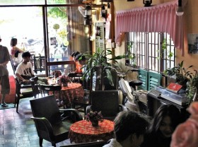 Image: The ‘go back in time’ cafe in the West