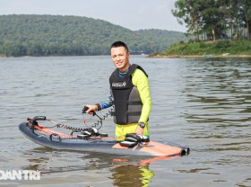 Image: The Hanoi man glides on a jet board “1.5 times the price of a moto SH” in the middle of the lake