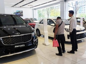 Image: Car dealers begin clearance sales, reduce prices by up to VND100 million