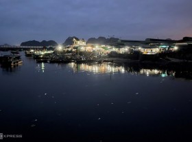 Image: Fish market meeting at 1 am along Bai Tu Long Bay