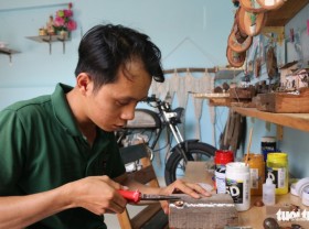 Image: In Vietnam, young designer turns wood chip miniatures into side hustle