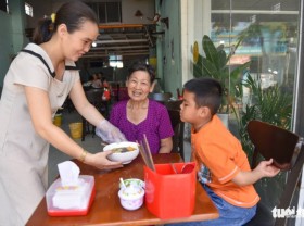 Image: Pregnant woman offers free meals to the needy in Vietnam