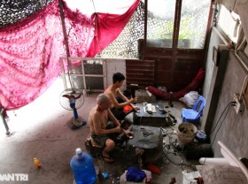Image: The craft of smashing gold thinner than 300 years old paper in Hanoi is recognized as a National Heritage
