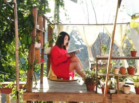Image: The western girl left the street to Da Lat to do gardening
