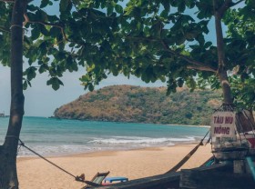Image: Watching jets land just meters from one of world’s most beautiful beaches in Vietnam