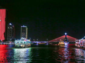 Image: Beautiful art lighting rig glowed up Da Nang River