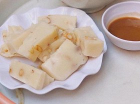 Image: Discover Banh Duc - a steamed rice cake of Vietnam