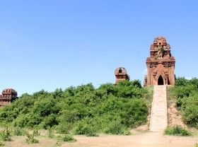 Image: Unique thousand-year-old Cham towers cluster in Binh Dinh attracts visitors to check-in