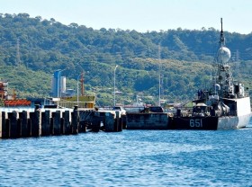 Image: Time running out for missing Indonesian submarine as US joins search