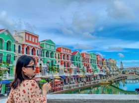 Image: Young people excitedly “show off” check-in photos at “miniature Venice” of Vietnam