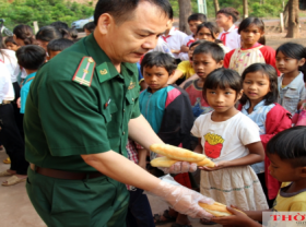 Image: A gift of bread How Vietnamese border guards help local children