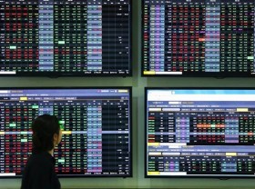 Image: Blue-chip stocks buoy main index