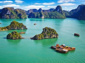 Image: Explore Bo Hon Island in Quang Ninh admiring the beautiful scenery and kayaking