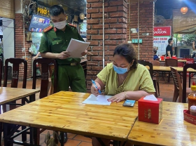 Image: Hanoi yet to considere rcity wide social distancing