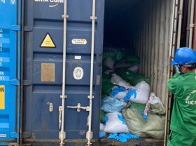 Image: HCMC detects 15 tons of used rubber gloves imported from China